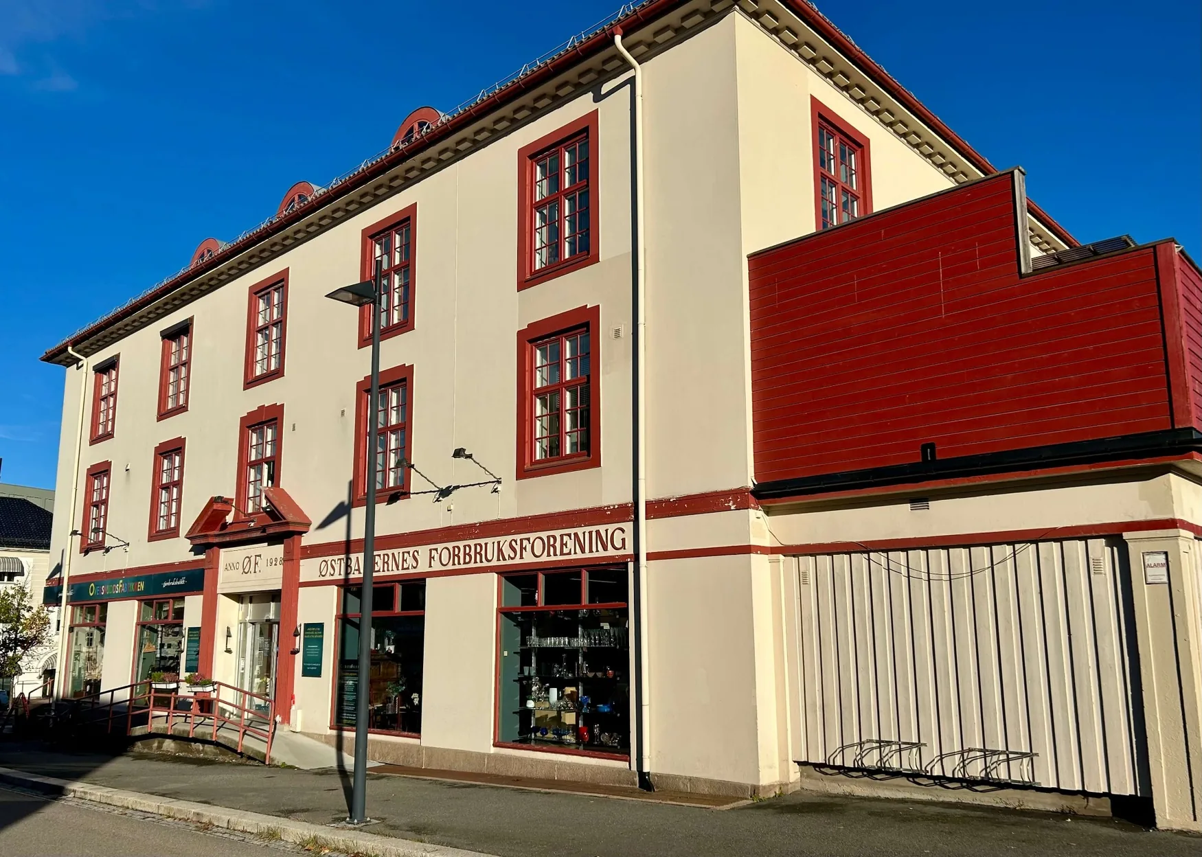 Nytt fasadefoto 2 av Østbanernes Forbruksforening i Sofies gate 3 i Kongsvinger